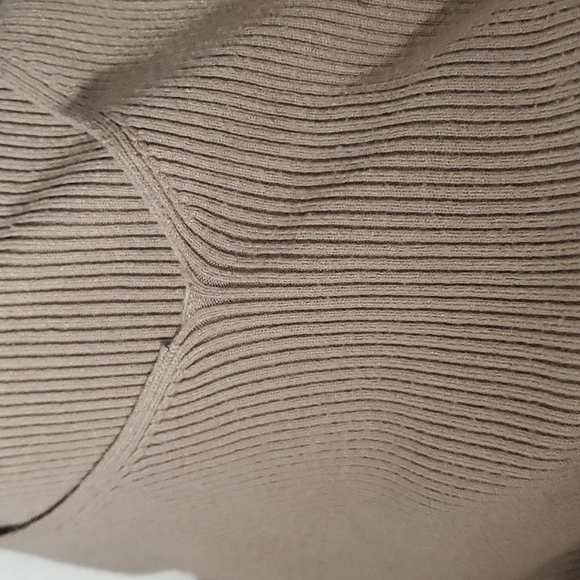 V-Neck Lightweight Ribbed Sweater In Taupe - Picture 8 of 8